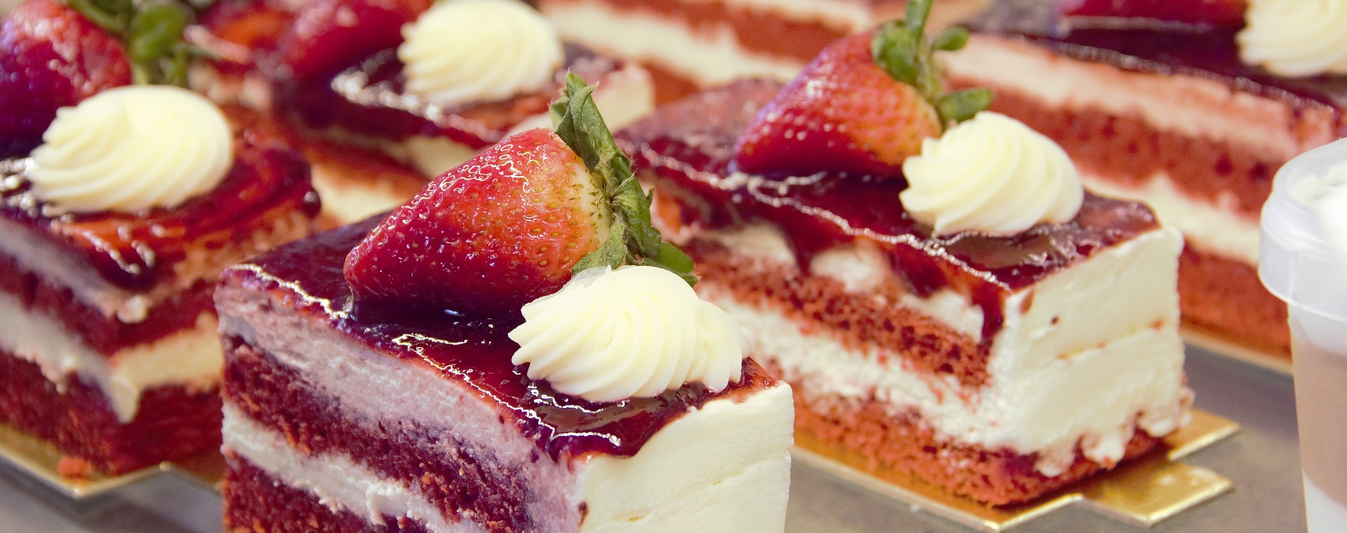 slide bolo com morango